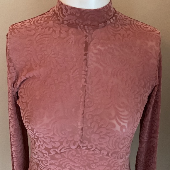 NWT Guess Rose Colored Long Sleeved Patterned Bodysuit Size Medium - Picture 2 of 4